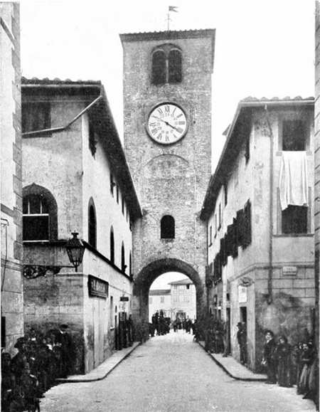 CASTELFRANCO DI SOTTO — TORRE DELLE CAMPANE. (Fot. I. I. d'Arti Grafiche).
