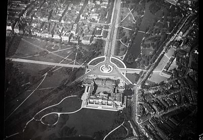 B&W photo of Buckingham Palace from the air