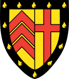 Clare College escudo heráldico: El escudo de armas de Clare se divide en dos partes iguales. En el lado izquierdo están los tres galones de la familia de Clare. En el otro lado de la pantalla es la cruz, el símbolo de las raíces cristianas de la universidad.