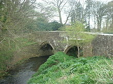 Piedra dos puente de arco sobre el río