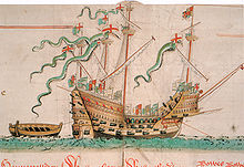 Un barco muy ornamentado con cuatro mástiles y erizado de armas que navegan sobre un oleaje suave hacia la derecha de la imagen, el remolque de un barco pequeño