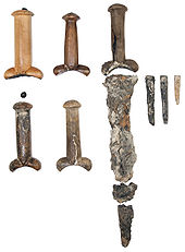 Cinco daga maneja con guardias bulbosas con los restos corroídos de unas cuantas hojas de acero sobre un fondo blanco