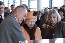 La reina Isabel II con Richard Rogers y Sue Essex.jpg