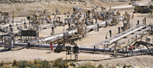 Una fotografía de experimental de Shell Oil en las instalaciones de extracción de petróleo de esquisto situ en la Cuenca Piceance del noroeste de Colorado. En el centro de la foto, una serie de tubos de recuperación de aceite se encuentran en el suelo. Varias bombas de aceite son visibles en el fondo.