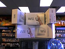 Pila de cajas de presentación de Wii en la tienda