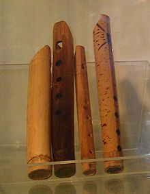 Cuatro ejemplos de una flauta de madera primitiva.