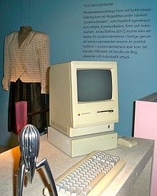 Un Macintosh se sienta en una exposición del museo sobre el posmodernismo.