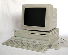 Un Macintosh II con un monitor y CPU separada.