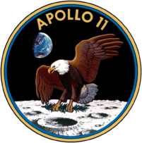 Insignias Circular: águila con las alas extendidas sostiene rama de olivo en la luna con la tierra en el fondo, en el borde azul y oro.