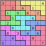 Una rejilla de puzzle Sudoku con muchos colores, con nueve filas y nueve columnas que se cruzan en espacios cuadrados. Algunos de los espacios están precargadas con un número de cada uno; otros son espacios en blanco para un programa de solución para llenar con un número.