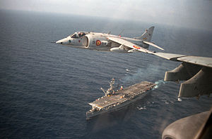 Un Harrier vuela sobre un portaaviones abajo