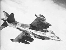 Un Harrier en vuelo, con armas largas descarga por debajo
