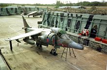 Un Harrier almacenado en un campo de aviación