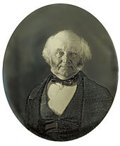 La mitad de longitud retrato fotográfico de una, anciano calvo vestido con un abrigo oscuro, chaleco y corbata