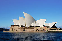 La Ópera de Sydney parece flotar en el puerto. Cuenta con numerosas secciones del techo que tienen la forma de enormes brillantes velas blancas