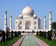 El Taj Mahal es una estructura de la mezquita como de mármol blanco con una cúpula en forma de cebolla, y un minarete de mármol de alto en cada esquina