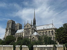 Notre Dame, París, es una gran catedral gótica con Torres en un extremo y una pequeña torre que sube del centro del techo.