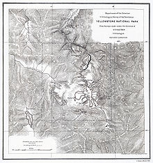 Un viejo mapa de nivel que muestra el terreno montañoso y un gran lago