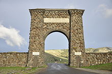 Un gran arco de piedra natural, de forma irregular a través de una carretera