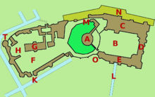 Un mapa esquemático, con partes de color verde oscuro del castillo sobre un fondo de color verde claro, localizaciones individuales marcado en letras rojas.