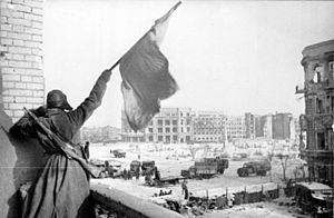 Bundesarchiv Bild 183-W0506-316, Rusia, Kampf um Stalingrado, Siegesflagge.jpg