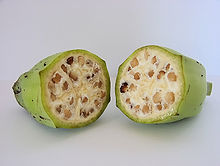 Foto de dos mitades de sección transversal de la fruta de semillas llenas.