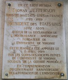 Placa conmemorativa en los Campos Elíseos, en París, Francia, marcando donde Jefferson vivió mientras el ministro de Estados Unidos en Francia.