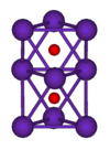 El diagrama de bola y palo muestra dos octaedros regulares que están conectados entre sí por una cara. Todos los nueve vértices de la estructura son esferas de color púrpura que representan rubidio, y en el centro de cada octaedro es una pequeña esfera roja que representa oxígeno.
