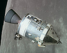 Imagen del módulo de servicio de Apolo con la luna en el fondo