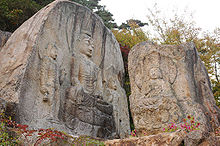 Cinco Budas tallados en dos rocas naturales.