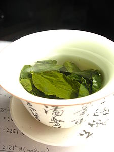 Las hojas de té remojo en un 05.jpg čaj zhong