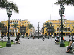 Plaza en Lima Perú 01.jpg