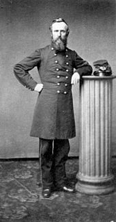 Un hombre con barba en un uniforme del ejército del siglo 19