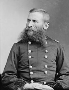 Imagen en blanco y negro de un hombre de barba bifurcada en un uniforme del ejército