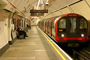 Metro de Londres en tren tubo en Lancaster Gate