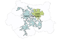 Un mapa de West Yorkshire que muestra la subdivisión urbana Leeds de la zona urbana de West Yorkshire de color verde y el resto de la zona urbana de color azul-gris