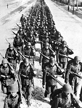 Foto de una columna de tropas marchando
