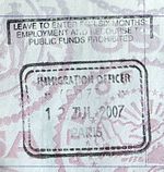 Un sello en el pasaporte del Reino Unido publicado en París