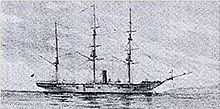 Vista lateral de un barco de tres mástiles con una chimenea en un mar plano.