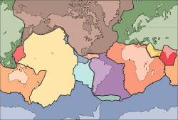 Muestra la extensión y límites de las placas tectónicas, con contornos superpuestos de los continentes que apoyan