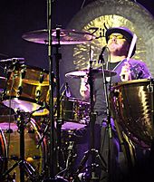 Una fotografía en colores de Jason Bonham tocar la batería