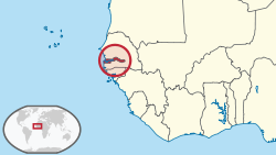 Ubicación de la (zona de color rojo oscuro dentro del círculo) Gambia en la costa de África Occidental.