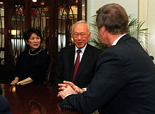 Embajador en los EE.UU. Chan Heng Chee, Lee Kuan Yew, y el secretario de Defensa William Cohen en una habitación