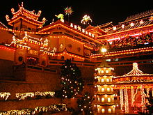 Templo en la noche iluminada con luz de decoraciones