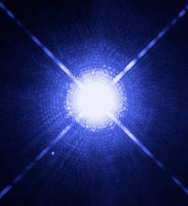 Sirio B, abajo a la izquierda, es una estrella enana blanca.