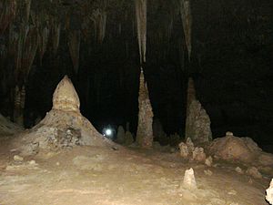 Hala Cave (كهف حالة) al este de la isla. Las estalagmitas y estalactitas muestran qué tan alto que puede alcanzar en comparación con el hombre 1.7m con la antorcha. Es varios cientos de metros de profundidad, con una oscuridad total.