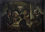 grupo de cinco se sientan alrededor de una pequeña mesa de madera con un gran plato de comida, mientras que una persona vierte bebidas de una caldera en un cuarto oscuro con una linterna de arriba