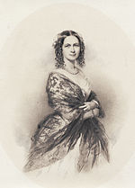 fotografía de dama en vestido y un chal, collar de perlas, cuerpo mirando hacia la derecha la cara, sonriendo frente a visor