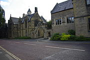 Une photo de la façade de l'école Durham prise de la route à l'extérieur.