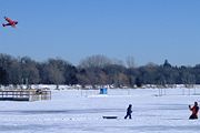 Les gens cerfs-volants sur le lac Harriet gelés et couverts de neige